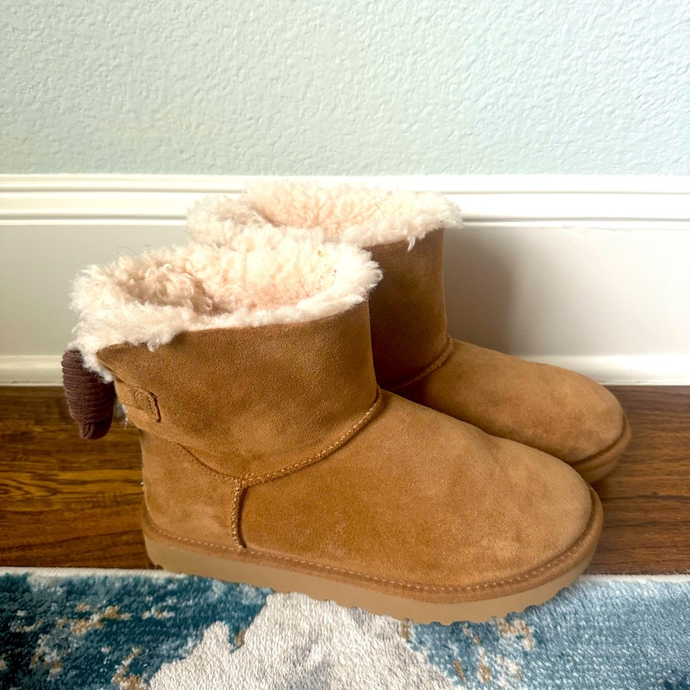 UGG Mini Bailey Corduroy Bow Women’s Short Boots Suede Chestnut Size 8